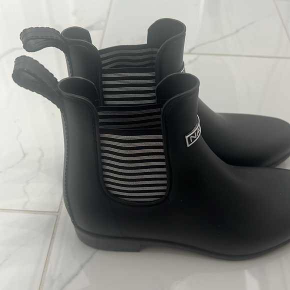 Black Nautica ankle cut rain boots - Picture 4 of 6